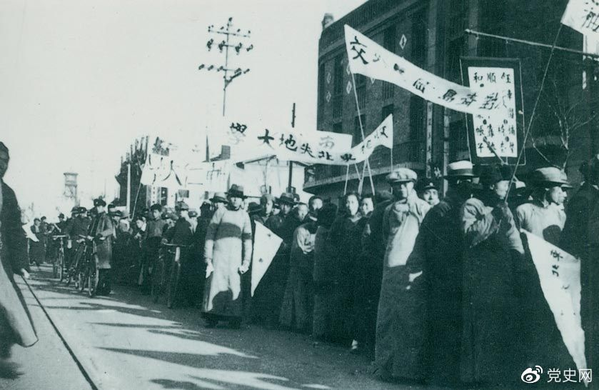 1935年12月9日，中國共產黨領導北平學生掀起聲勢浩大的抗日救亡運動，并迅速波及全國，形成抗日救國的新高潮。圖為游行隊伍。